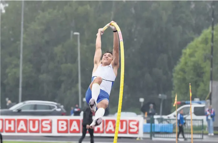  ?? Bild: Tommy Pedersen/tt ?? En genomdränk­t Armand Duplantis klarade sex meter i andra försöket på Tingvalla IP i Karlstad.