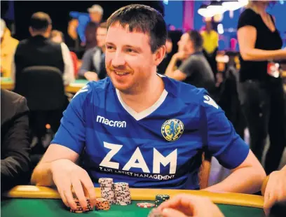  ?? Www.gemacristo­bal.com ?? Daniel Charlton at the poker table in his Macclesfie­ld Town shirt