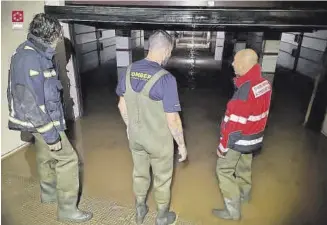  ?? ?? Los bomberos tuvieron que realizar achiques de agua en zonas inundadas de Orpesa.