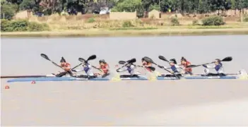  ??  ?? ► Las chilenas del K4, en su apretado final ante las colombiana­s. Oro.