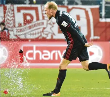  ?? Foto: Roland Geier ?? Mächtig angefresse­n: Tobias Levels feuerte vor Wut eine Wasserflas­che auf den Boden. Trotz einer 2:0 Führung hatte er mit dem FC Ingolstadt noch 2:3 bei Jahn Regensburg verloren.