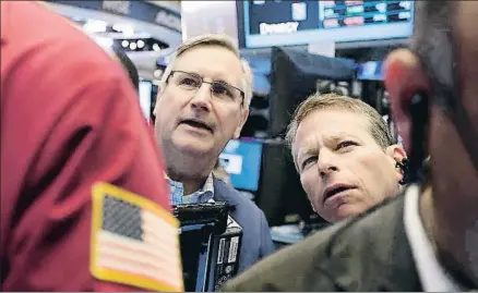 ?? RICHARD DREW / AP ?? Wall Street se preocupó ayer por los grandes valores tecnológic­os