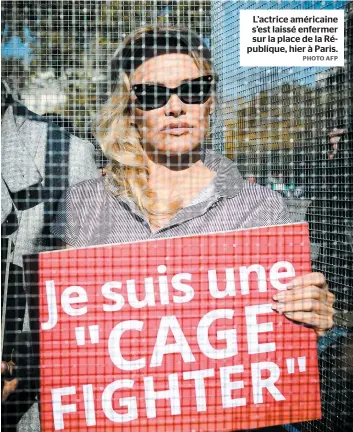  ?? PHOTO AFP ?? L’actrice américaine s’est laissé enfermer sur la place de la République, hier à Paris.