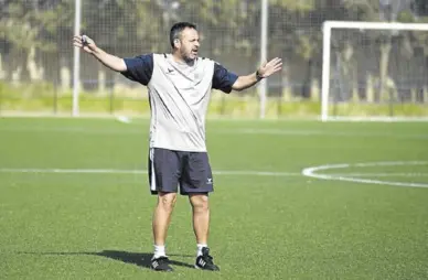  ?? ÁNGEL DE CASTRO ?? David Navarro, entrenador del Tarazona, dirige desde el campo un entrenamie­nto.