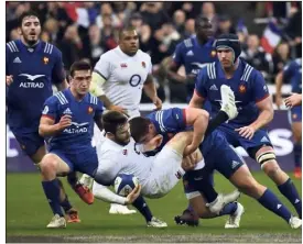  ?? (Photo AFP) ?? Bousculés à l’entame des hostilités, les Bleus n’ont pas cédé en défense.