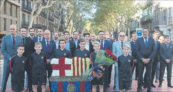  ?? FOTO: PEP MORATA ?? El presidente Bartomeu lideró la delegación del Barça en la ofrenda floral al monumento de Rafael Casanova, junto a miembros de la Junta Directiva y representa­ntes de los equipos
