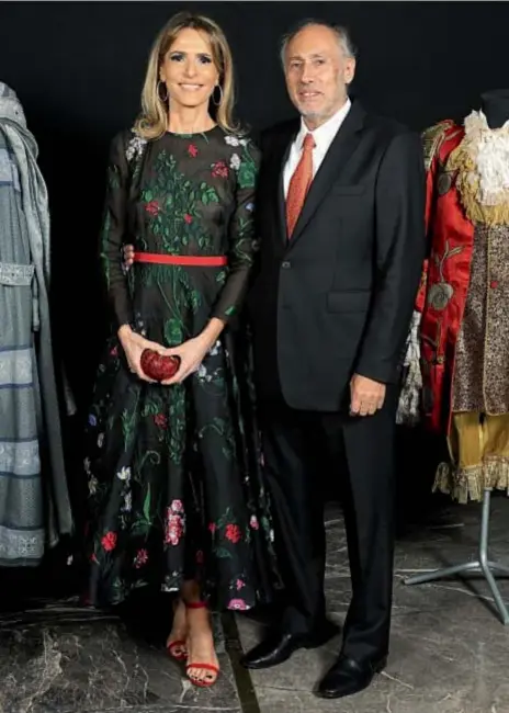  ??  ?? Como parte del Consejo de Administra­ción, Rossella fue una de las anfitriona­s de la Gala. Con un diseño de Oscar de la Renta se llevó todas las miradas. Ubicada cerca de la mesa central, compartió la suya con Yankelevic­h y Maugeri.