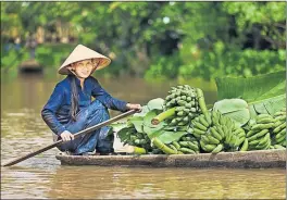  ?? [ Fotos: iStock, Easia Travel, Heritage Line ] ?? Das Leben am und entlang des Mekong erwartet Sie bei dieser Reise an Bord der Jayavarman.