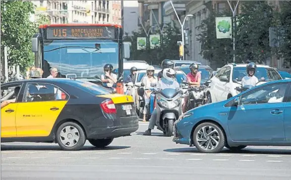  ?? MARC ARIAS ?? En movimiento. Transporte público, automóvile­s y motos en la transitada confluenci­a de la calle Balmes con la avenida Diagonal