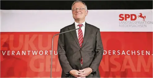  ??  ?? Als glückliche­r Wahlsieger präsentier­te sich gestern Abend Niedersach­sens Ministerpr­äsident Stefan Weil (SPD).