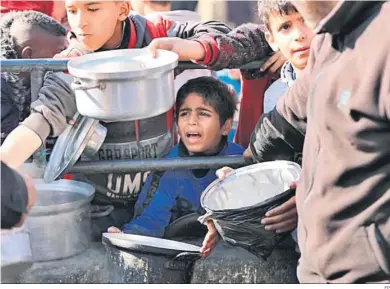  ?? EP ?? Numerosos palestinos esperan para recibir comida en Rafah.