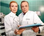  ??  ?? TV-TRAUMPAAR Jutta Kammann und Dieter Bellmann aus „In aller Freundscha­ft“