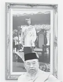  ?? — Gambar Bernama ?? JALANKAN AMANAH: Tengku Abdul Rahman dengan berlatar belakang gambar Sultan Pahang Sultan Ahmad Shah ketika mengumumka­n Pemangku Raja Pahang Tengku Abdullah Sultan Ahmad Shah sebagai Sultan Pahang Keenam di Istana Abu Bakar, Pekan, semalam.