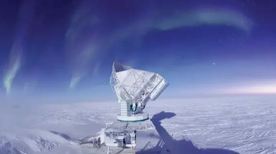  ??  ?? Le South Pole Telescope, situé au pôle Sud, scrute les ondes millimétri­ques du ciel, le domaine d’émission du fond diffus cosmologiq­ue. Les astrophysi­ciens étudient ce rayonnemen­t primordial de l’Univers avec précision.