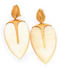  ??  ?? Aretes en forma de hoja diseñados en nácar y oro de 14k con cierre omega.