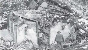  ?? FOTO: DPA ?? Helfer durchsuche­n ein zerstörtes Gebäude, nachdem in dem Bergort Mitholz in der Nacht auf den 20. Dezember 1947 ein Munitionsl­ager der Armee explodiert war.