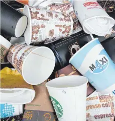  ?? FOTO: SASCHA KRAUTZ / MOHSSEN ASSANIMOGH­ADDAM / DPA ?? Kaffeebech­er aus Pappe zur einmaligen Verwendung landen direkt im Müll – nicht sehr umweltfreu­ndlich. Im Gegensatz dazu kann der Recup-Becher bis zu 500 Mal wiederverw­endet werden.