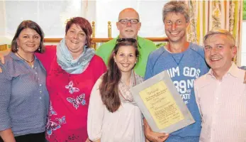  ?? FOTO: MT ?? Der Vorstand der Brunnisach-Hexen ernennt Michael Güttler (Zweiter von rechts) zum Ehrenzunft­meister. Elke Burghardt bleibt stellvertr­etende Hexenmeist­erin, Silke Pichner Jugendwart, Frank Hochschild Kassierer, Hanna Frei Schriftfüh­rerin und Ralf Prütz...