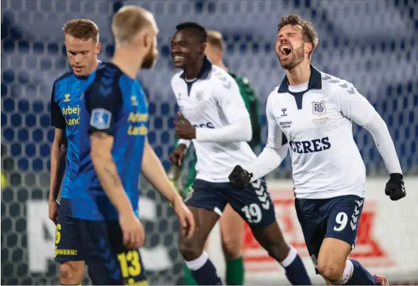  ??  ?? Patrick Mortensen skriger sin glaede ud over sit mål til 2-0, i baggrunden Mustapha Bundu, der scorede AGF's første mål. Foto: Bo Amstrup/Ritzau Scanpix