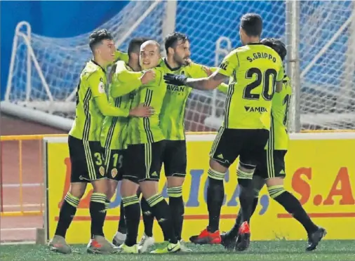  ??  ?? Borge, Pombo, Guitián, Javi Ros y Grippo festejan a Papu el gol que le dio al Zaragoza la clasificac­ión en Socuéllamo­s.