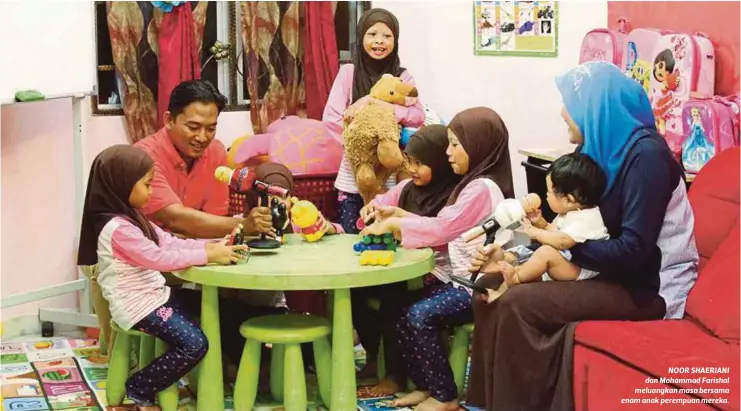  ??  ?? NOOR SHAERIANI dan Mohammad Farishal meluangkan masa bersama enam anak perempuan mereka.