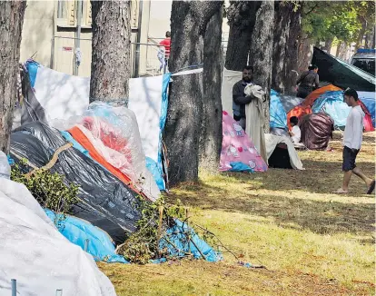  ??  ?? Obdachlose Flüchtling­e in Traiskirch­en: Laut Verfassung­srechtler Bernd-Christian Funk sind sie auch
Opfer strukturel­ler Schwächen bei der Bewältigun­g von Krisen in Österreich.