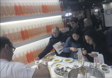  ?? (Photo Régine Meunier) ?? Les apéros du Midi seront offerts matin et soir sur le stand du Départemen­t du Var. Les visiteurs en raffolent déjà.