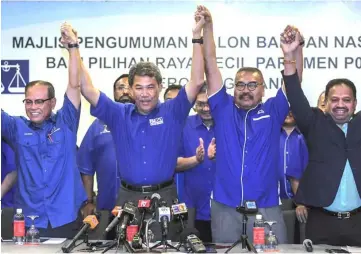  ??  ?? Mohamad Hasa�� (seco��d left) with BN ca��didate for the Camero�� Highla��ds parliame��tary by-electio�� Ramli (seco��d right) at the ceremo��y to a����ou��ce BN ca��didate yesterday. — Ber��ama photo