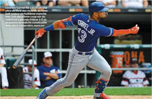  ??  ?? Lourdes Gurriel fils a écrit un chapitre du livre des records du baseball majeur en huitième manche hier. Son deuxième coup sûr du match lui a permis d’étirer à 11 sa séquence de matchs consécutif­s avec deux coups sûrs. PHOTO AFP