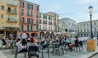  ??  ?? Oggetto del contendere Tavolini dei bar in piazza dei Signori, «epicentro» della vicenda