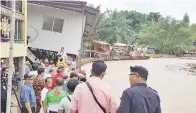  ??  ?? PAIRIN bersama Sairin, Joseph dan ketua-ketua jabatan dan agensi kerajaan melawat jalan raya yang runtuh di Kg Limbawan. (Atas) Keadaan hakisan tebing sungai di Kg Pampang.