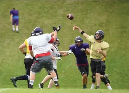  ?? DAVID BEBEE, RECORD STAFF ?? Waterloo Region Predators starting quarterbac­k Matt Dahmer releases a pass during practice at Cameron Heights school.