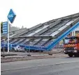  ?? Foto: Henning Kaiser, ?? In Wuppertal knickte das Dach dieser Tankstelle ein.