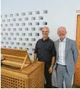  ?? Foto: Michael Ermark ?? Organist Christoph Gollinger (links) und Orgelbauer Josef Maier freuen sich über das neue Instrument in der Ausseg nungshalle.