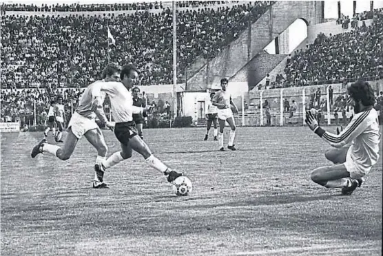  ?? (COLECCIÓN GUSTAVO FARÍAS) ?? Enganche. Raúl Chaparro enfrenta a Carlos Trucco en un duelo por el Oficial de 1984. Belgrano ganó 1-0, con gol de Guerini.