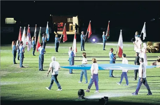  ?? DAVID AGUILAR / EFE ?? Entrada de la bandera azul de los Juegos Mediterrán­eos en el campo del Nàstic de Tarragona