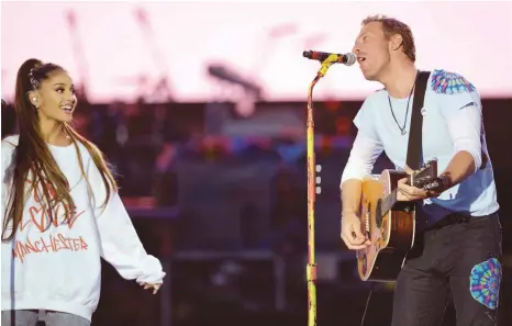  ?? FOTO: AFP/ONE LOVE MANCHESTER/DAVE HOGAN ?? Eine Hymne für Manchester: Coldplay-Sänger Chris Martin und Ariana Grande singen an gegen den Hass.