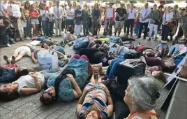  ??  ?? En hommage aux  victimes de féminicide­s, les organisatr­ices du rassemblem­ent se sont allongées sur la place Garibaldi. (Photo L. B.)