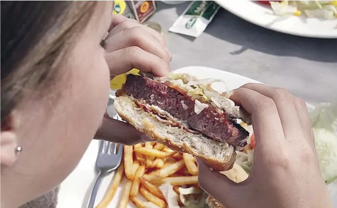  ?? Fotos: Ángel García ?? Fettes Essen, Fast Food und viel zuckerhalt­ige Lebensmitt­el haben die Mittelmeer­diät in Südeuropa verdrängt.