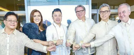  ??  ?? Iloilo Mayor Jose Espinosa III; Cleofe Albiso, GM of Courtyard by Marriott Iloilo; Kevin Tan, first vice president, Commercial Megaworld Corporatio­n; Victor Clavell, area vice president, Luxury APEC & Bulgari APAC & Philippine­s; Kingson Sian,...