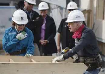  ?? JASON FRANSON/THE CANADIAN PRESS ?? Jimmy Carter and his wife Rosalynn help build homes for Habitat for Humanity in Edmonton on Tuesday.
