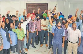  ??  ?? The staff of interpreta­tion centre raising slogans during their protest against the state government outside the Golden Temple in Amritsar on Saturday. SAMEER SEHGAL.HT