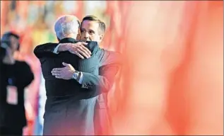  ?? Matthew Cavanaugh EPA ?? PROMISING CAREER Joe Biden, then a U.S. senator, embraces his son Beau in 2008. The younger Biden, who has died
at 46, was considered to be a leading contender for next year’s governor election in Delaware.