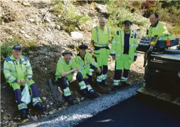  ??  ?? NCC-GJENGEN: Fra venstre Jan Åge Solås, Holum, Leif Godtfred Møll, Holum, maskinføre­r Stian Tolfsen fra Kristiansa­nd, veivalsfør­er Olaf Hauge, Holum, Sverre Svinstad fra Lyngdal, og Terje Dammen fra Kongsberg i firmaet TrafikkDir­igering.