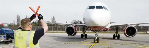  ?? Foto: imago ?? Steht Air Berlin vor dem Aus oder kann die marode Fluggesell­schaft doch noch gerettet werden? Derzeit wird intensiv hinter den Kulissen verhandelt.