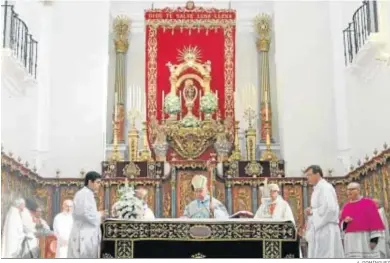  ?? A. DOMÍNGUEZ ?? El obispo de Huelva, en la función principal del 8 de septiembre del pasado año.