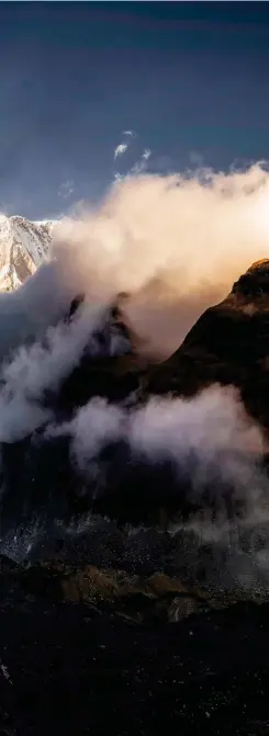  ??  ?? Déesse. La cime de l’Annapurna (8 091 mètres) au crépuscule.