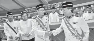  ?? — Gambar Bernama ?? BERSIDANG: Mohd Shafie (kanan) bersalaman dengan Timbalan Ketua Menteri Datuk Seri Wilfred Madius Tangau pada Persidanga­n Dewan Undangan Negeri (DUN) Sabah ke-15 di Bangunan Dewan Undangan Negeri Sabah, semalam. Turut hadir dua lagi Timbalan Ketua...