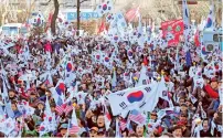  ?? AP ?? Supporters of impeached President Park Geun-hye wave national flags during a rally opposing her impeachmen­t. —