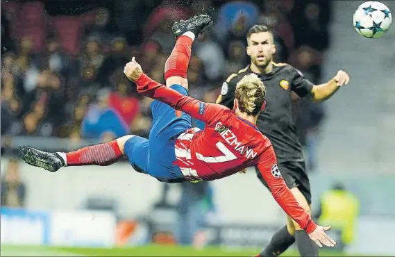  ?? FOTO: SIRVENT ?? Antoine Griezmann en el momento de golpear el balón de manera acrobática para poner el 1-0 ante la Roma y acabar con su sequía